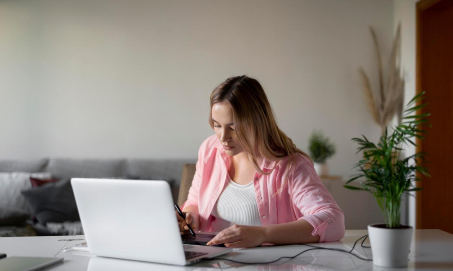 Espace de travail moderne avec documents financiers